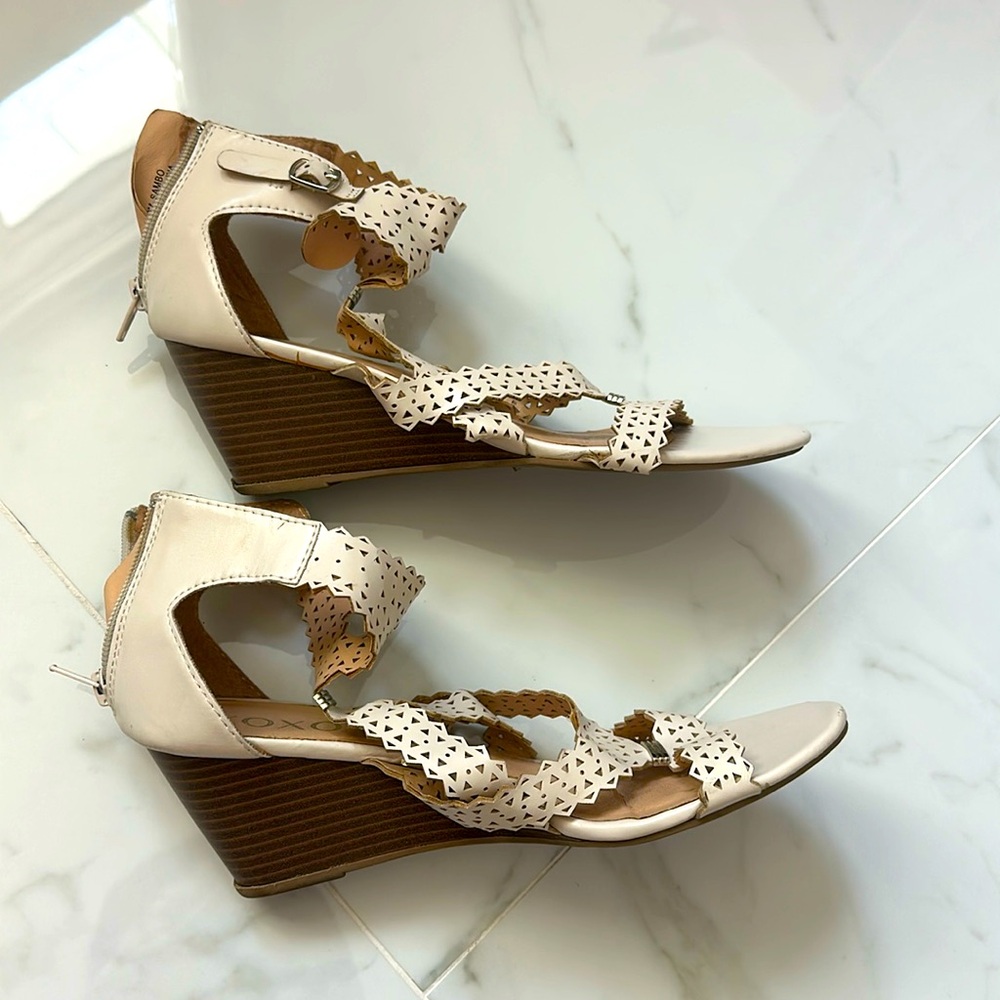 Cream Leather Wedge Sandal. 2.5 inch heel. size 9M